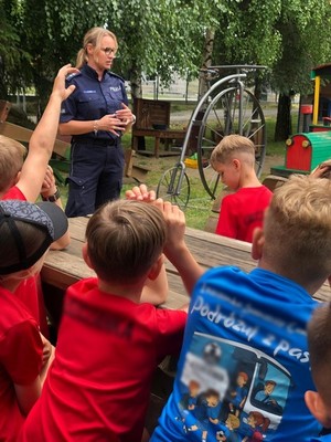 policjantka podczas spotkań profilaktycznych z uczestnikami kolonii