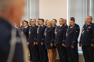 Uczestnicy biorący udział w uroczystych obchodach Święta Policji w krośnieńskiej komedzie