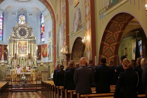 Uczestnicy biorący udział w uroczystych obchodach Święta Policji w krośnieńskiej komedzie
