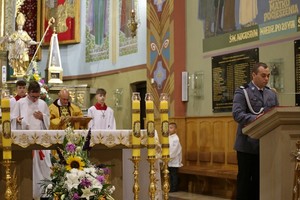 Uczestnicy biorący udział w uroczystych obchodach Święta Policji w krośnieńskiej komedzie