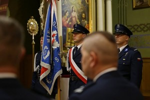 Uczestnicy biorący udział w uroczystych obchodach Święta Policji w krośnieńskiej komedzie