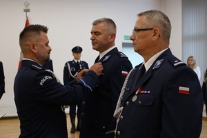 Uczestnicy uroczystych obchodów Święta Policji w krośnieńskiej jednostce