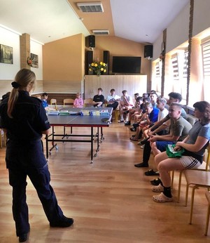 policjantka podczas spotkania z uczestnikami letniego wypoczynku