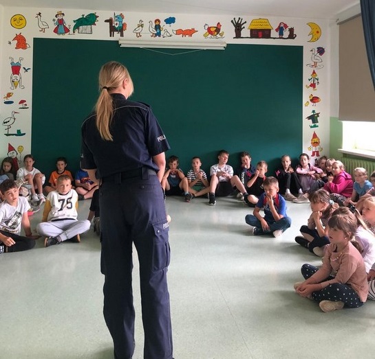 policjantka podczas spotkania z uczestnikami letniego wypoczynku