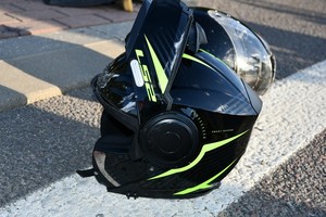 uszkodzone kaski motocyklowe ułożone na jezdni