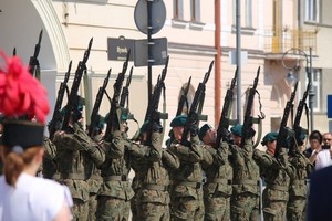 uczestnicy podczas krośnieńskich obchodów Święta Wojska Polskiego