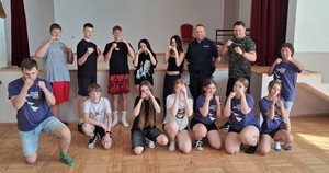 uczestnicy spotkania podczas zajęć z samoobrony
