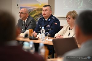 Uczestnicy uroczystości podczas podpisania porozumienia ze szkołami średnimi - przedstawiciele Policji, Straży Granicznej, szkół i starostw powiatowych