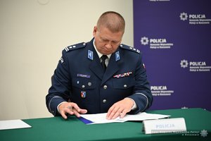 Uczestnicy uroczystości podczas podpisania porozumienia ze szkołami średnimi - przedstawiciele Policji, Straży Granicznej, szkół i starostw powiatowych