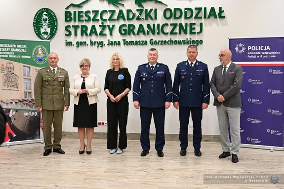 Uczestnicy uroczystości podczas podpisania porozumienia ze szkołami średnimi - przedstawiciele Policji, Straży Granicznej, szkół i starostw powiatowych