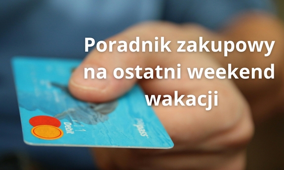grafika przedstawiająca dłoń trzymającą kartę płatniczą z hasłem poradnik zakupowy na ostatni weekend wakacji