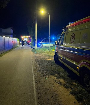 pojazdy służb ratowniczych podczas interwencji w związku z pożarem budynku mieszkalnego w Krośnie