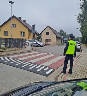 policjanci podczas działań &quot;Bezpieczna droga do szkoły&quot;