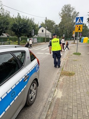 policjanci podczas działań &quot;Bezpieczna droga do szkoły&quot;