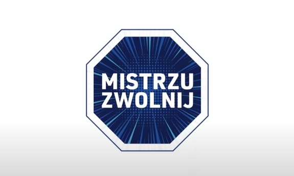 Hasło kampanii mistrzu zwolnij wpisane w granatowe tło