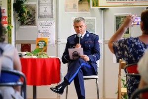 policjant uczestniczący w 14 edycji Narodowego Czytania