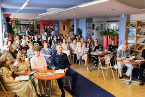 policjant uczestniczący w 14 edycji Narodowego Czytania