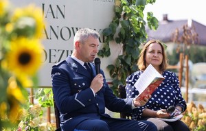 policjant uczestniczący w 14 edycji Narodowego Czytania
