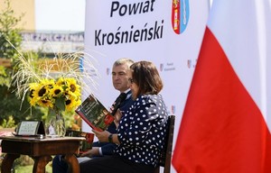 policjant uczestniczący w 14 edycji Narodowego Czytania