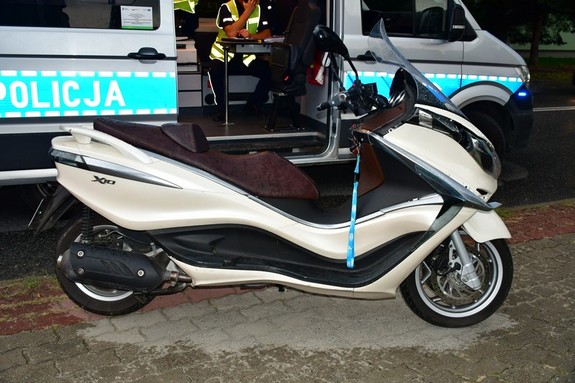uczestniczący w zdarzeniu motocykl, w tle policyjny radiowóz