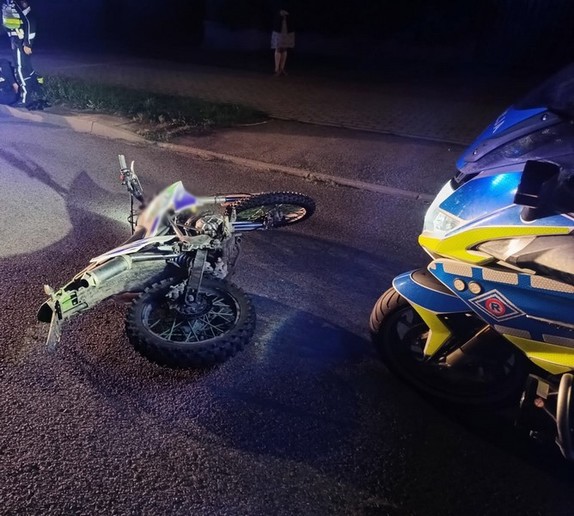 policyjny motocykl oraz leżący na ulicy jednoślad uczestniczący w ucieczce