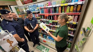 policjanci oraz gminni urzędnicy podczas kontroli placówek handlowych w ramach kampanii &quot;Alkohol-ograniczona dostępność&quot;
