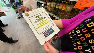 policjanci oraz gminni urzędnicy podczas kontroli placówek handlowych w ramach kampanii &quot;Alkohol-ograniczona dostępność&quot;