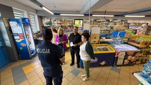 policjanci oraz gminni urzędnicy podczas kontroli placówek handlowych w ramach kampanii &quot;Alkohol-ograniczona dostępność&quot;