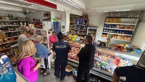 policjanci oraz gminni urzędnicy podczas kontroli placówek handlowych w ramach kampanii &quot;Alkohol-ograniczona dostępność&quot;