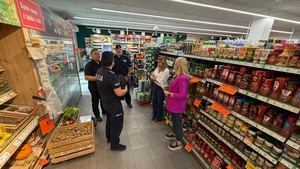 policjanci oraz gminni urzędnicy podczas kontroli placówek handlowych w ramach kampanii &quot;Alkohol-ograniczona dostępność&quot;