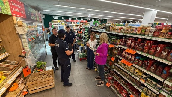 policjanci oraz gminni urzędnicy podczas kontroli placówek handlowych w ramach kampanii &quot;Alkohol-ograniczona dostępność&quot;