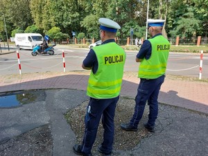 policjanci podczas działań na drodze