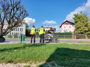 policjanci podczas działań na drodze