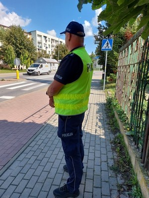 policjanci podczas działań na drodze