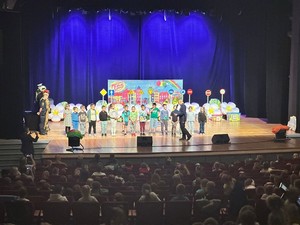 Funkcjonariusze oraz uczestnicy inauguracji kampanii &quot;Jestem widoczny, jestem bezpieczny&quot;