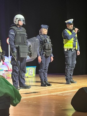 Funkcjonariusze oraz uczestnicy inauguracji kampanii &quot;Jestem widoczny, jestem bezpieczny&quot;