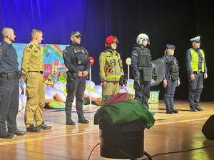 Funkcjonariusze oraz uczestnicy inauguracji kampanii &quot;Jestem widoczny, jestem bezpieczny&quot;