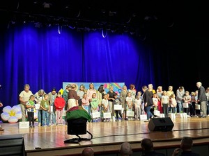 Funkcjonariusze oraz uczestnicy inauguracji kampanii &quot;Jestem widoczny, jestem bezpieczny&quot;