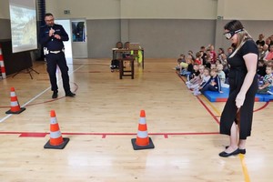 Uczestnicy spotkania profilaktycznego z policjantem