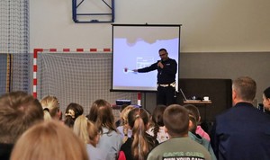 Uczestnicy spotkania profilaktycznego z policjantem