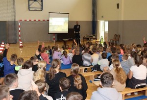 Uczestnicy spotkania profilaktycznego z policjantem