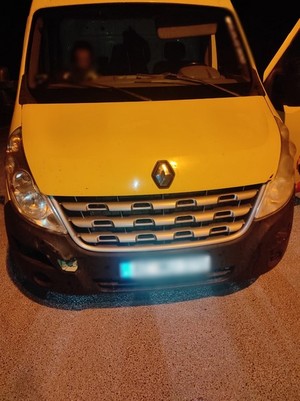 samochód dostawczy zatrzymany do kontroli drogowej w Lipowicy