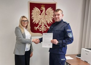 policjant oraz kierownik Centrum Integracji Społecznej po podpisaniu porozumienia o współpracy podmiotów