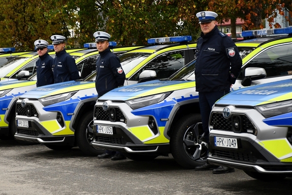 policjanci stojący przy radiowozach
