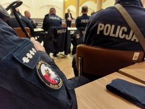 policjanci podczas ćwiczeń na terenie rafinerii w Jedliczu