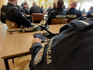 policjanci podczas ćwiczeń na terenie rafinerii w Jedliczu