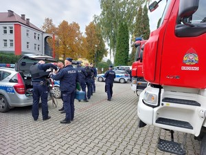 policjanci podczas ćwiczeń na terenie rafinerii w Jedliczu