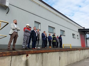 policjanci podczas ćwiczeń na terenie rafinerii w Jedliczu