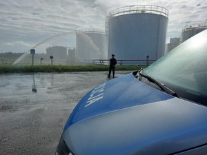 policjanci podczas ćwiczeń na terenie rafinerii w Jedliczu