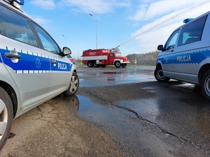 policjanci podczas ćwiczeń na terenie rafinerii w Jedliczu